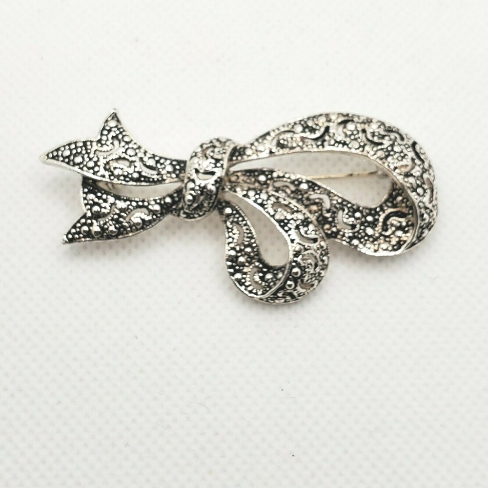 Vintage Napier Signed Silver Tone Filagree Cut Out Bow Ribbon Pin Brooch Jewelry